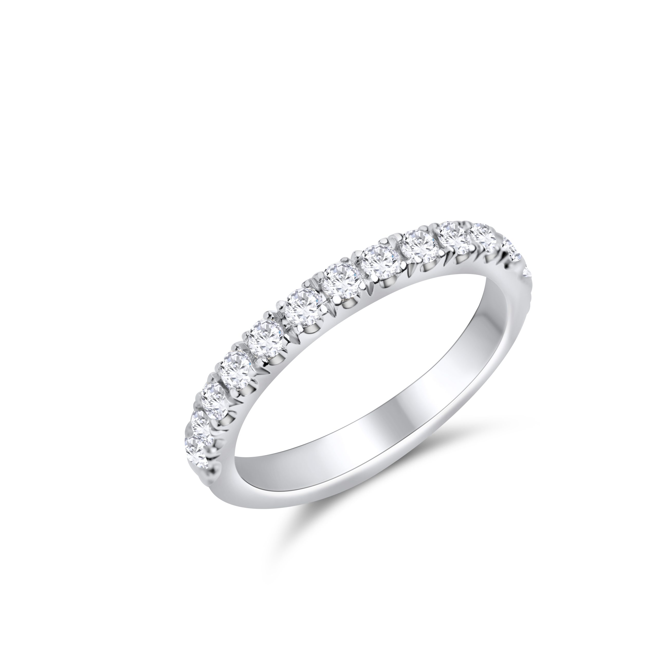 Eleganter Memoire-Ring aus 18 Karat Weißgold mit 15 strahlenden Brillanten im klassischen Half-Eternity-Design. Ein zeitloses Schmuckstück für besondere Momente.