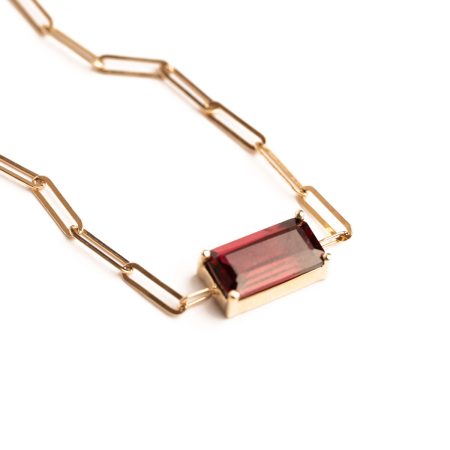 Zarte Armkette aus 14kt Gold mit Granat – “Paper Clip”