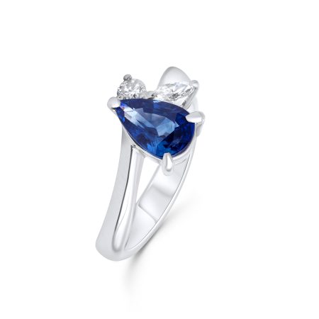 Ring mit tropfenförmigem Saphir & Diamanten