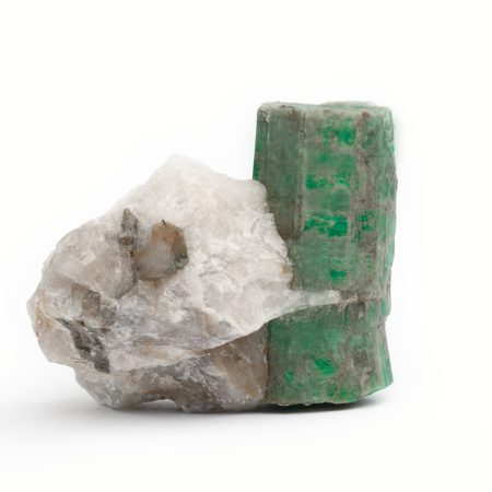 Großer Smaragd-Kristall auf Bergkristall