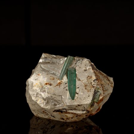 Indigolith auf Bergkristall – Blauer Turmalin